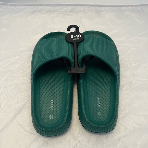 NWT. Ardene size 9/10 cloud slides - Picture 4 of 5